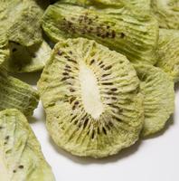 Vente en gros de tranches de kiwi croquantes lyophilisées sans additif Marque privée Chinois Prix bon marché Fournisseur de kiwis lyophilisés