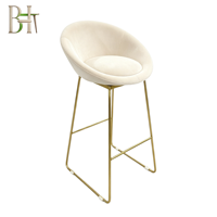 Chaise de bar moderne en velours rembourrée avec siège en forme de bol et structure métallique pour bar à domicile et café, livraison rapide