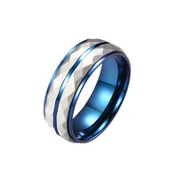 Vente en gros personnalisée martelée bicolore en acier inoxydable bijoux de mode pour hommes bague bleue moderne à double couleur