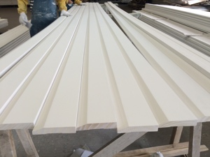 Moldura de Pino con Unión Dentada Imprimada en Blanco, Moldura de Zócalo Semi-Aplana - Product Image 6