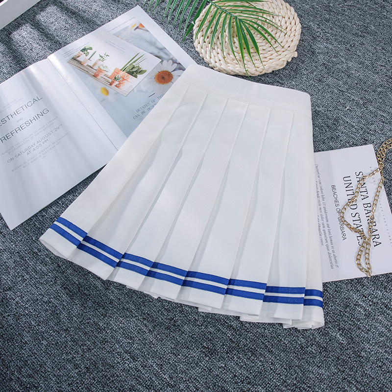 Strisce blu su sfondo bianco