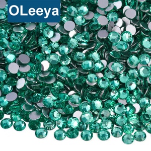 OLeeya Vente en gros d'usine Couleurs vertes Cristaux de fixation à froid Strass à dos plat Non Hotfix Strass pour accessoires de vêtement - Product Image 1
