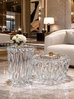 Table basse sculpturale de luxe en résine transparente à bords ondulés irréguliers, avec texture de glace et design transparent moulé à la main