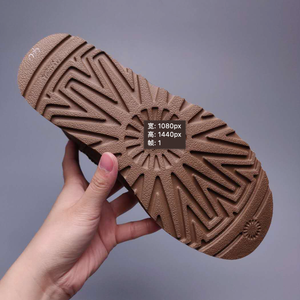 Vente en gros de pantoufles d'intérieur chaudes et douces en fausse fourrure de daim pour femmes et hommes - Product Image 4