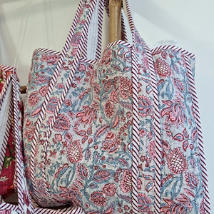 Grand <span class=keywords><strong>Sac</strong></span> Fourre-Tout Floral Réversible en Coton Matelassé Personnalisé <span class=keywords><strong>Rose</strong></span> Blanc Gris à Imprimé Artisanal - Product Image 2