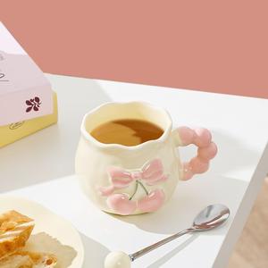 Tazza in Ceramica Dipinta a Mano con Rilievo di Ciliegie Rosa, Design Estetico per Caffetterie e Bevande Calde - Product Image 3