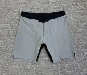 Shorts de sport pour homme à séchage rapide, gris uni, taille élastique, mi-longs, en nylon et élasthanne tricoté - Product Image 1