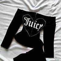 Ensemble tendance et sexy pour femme : haut décolleté et jupe courte extensible à manches longues