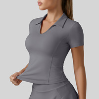 T-shirt de sport pour femme à col en V, séchage rapide, manches courtes, coupe ajustée, avec coutures discrètes, idéal pour le yoga et l'athlétisme