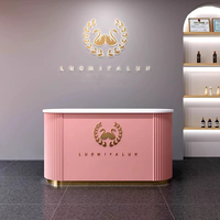 Bureau de réception moderne minimaliste en bois courbé rose avec éclairage LED, design écologique pour bureau, hôtel, école, hôpital, salon de beauté