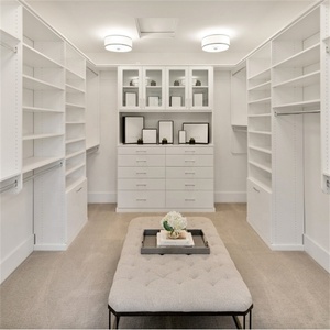 Système de dressing ouvert moderne et élégant blanc avec étagères symétriques, commode centrale, <span class=keywords><strong>armoire</strong></span> <span class=keywords><strong>vitrée</strong></span> et étagères réglables - Product Image 1