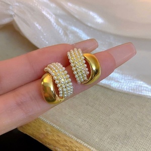 Nouvelles Boucles d'Oreilles Clous en Métal Arc de Perle, Style Rétro Français Tendance, Luxe Léger et Élégant, Plaqué Or, Idéales pour les Fêtes - Product Image 2
