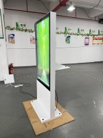 Afficheur numérique extérieur WiFi 55 pouces multi-touch anti-reflet sur pied avec SDK pour l'éducation, la vente au détail, les hôtels et les banques