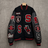 Veste de baseball personnalisée noire et rouge avec badge brodé, lettres graphiques, patchwork, manches contrastées, poignets côtelés, streetwear pour hommes