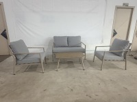 Ensemble de conversation moderne d'extérieur 4 pièces en aluminium beige clair avec table basse en bois de bouleau et causeuse rembourrée gris doux, 2 fauteuils individuels