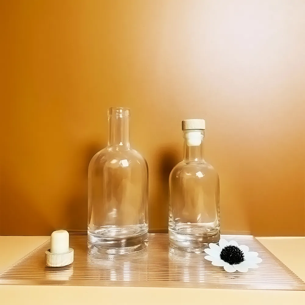 Bottiglia di vetro alcolico di grande capacità personalizzata della fabbrica della porcellana 750 Ml bottiglie di vino di liquore di vetro vuote con tappo di sughero