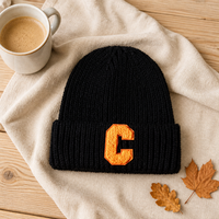 Bonnet en tricot côtelé noir à carreaux avec broderie 3D et revers, avec patch lettre C orange, pour un style décontracté et urbain