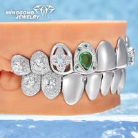 Grillz personnalisé en argent S925 avec pierre précieuse verte en forme de goutte, motif panthère, avec capuchons intégraux polis et détails floraux glacés sur les côtés, bijoux Hip Hop