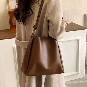 Bolsos femeninos vintage de cuero genuino de alta calidad modelo saco para venta al por mayor diseño personalizado 2024 - Product Image 3