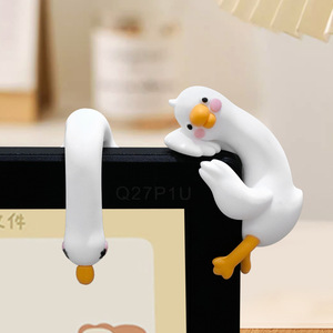 Adorable decoración de pantalla con forma de ganso blanco grande de Jiay, una artesanía de plástico suave y acogedora para estaciones de trabajo de oficina. - Product Image 3