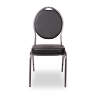 Chaise de banquet empilable en acier, dossier rond ovale, structure métallique foncée, assise rembourrée en tissu noir à pois, mobilier pour hôtels et salles.