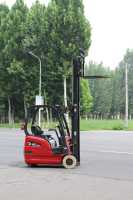 Chariot élévateur électrique à 3 roues 1,5T/2T, conception mini à 3 roues, batterie LiFePO4, hauteur de levage 3m, braquage ultra-étroit pour allées étroites