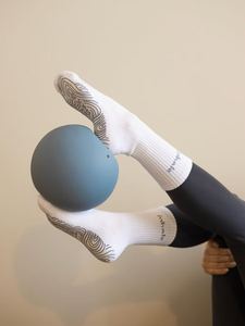 NOUVELLE ARRIVÉE Chaussettes de Pilates personnalisées avec logo pour femmes, chaussettes de yoga et de danse antidérapantes en coton de qualité supérieure, faible MOQ, vente en gros, chaussettes mi-mollet antidérapantes avec grip - Product Image 4