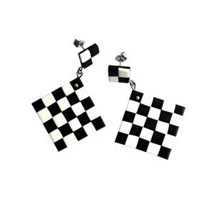 Boucles d'oreilles clous géométriques de haute qualité à pois noirs et blancs en résine acrylique, design unisexe tendance et élégant, bijoux pour fêtes et mariages - Product Image 2