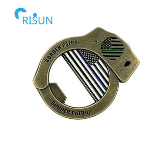 Décapsuleur commémoratif personnalisé en métal en forme <span class=keywords><strong>de</strong></span> menottes, motif Ligne Bleue, pour vétérans, avec pièce <span class=keywords><strong>de</strong></span> défi personnalisée en forme <span class=keywords><strong>de</strong></span> menottes - Product Image 4