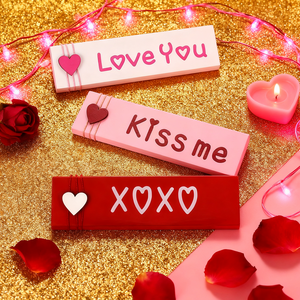 木製の「愛してる/キスしてください/XOXO」のスローガンが入ったハート型のセンターピース3個。 バレンタインディナー用の赤・ピンク・白の3Dデザイン - Product Image 5