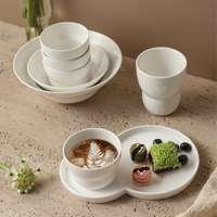 Ensemble élégant de tasses à café et assiettes à dessert en porcelaine blanche de style niche, en forme de gourde, pour le thé de l'après-midi