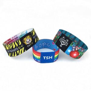 Bracelet en tissu élastique personnalisé avec étiquette tissée et design par sublimation, en polyester élastique, pour événements publicitaires - Product Image 2