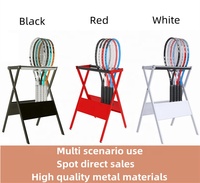 Présentoir métallique moderne sur pied avec revêtement poudré, facile à assembler, portable et pliable, noir/blanc, pour rangement de raquettes
