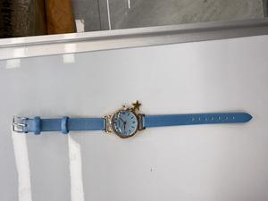 Montre de mode pour femmes, boîtier rond plaqué or, bracelet en cuir, couleur bleue, style décontracté - Product Image 1