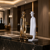 Statue de marcheur en résine faite à la main, plaquée or, chapeau blanc mat, sculpture d'art contemporain 32 cm, décoration pour hôtel et maison, cadeau
