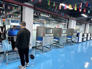 Voedsel doorlaten door middel van een röntgenmachine in een fabriek voor voedselinspectie in China. - Product Image 5