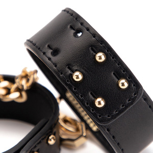 Esposas de Cuero Genuino Negras con Cadena Dorada para Uso en Bondage para Adultos - Product Image 4