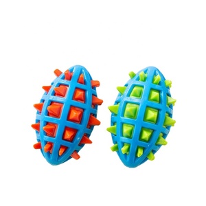 Jouets pour chiens en caoutchouc naturel de haute qualité, écologiques, en TPR, à <span class=keywords><strong>deux</strong></span> couleurs, pour le rugby, avec sonnette, pour la vente en gros - Product Image 1