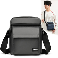 Sac à bandoulière portable et tendance pour homme, forme carrée, coins arrondis, large, universel, solide, personnalisé, avec fermeture éclair et sangle à crochet