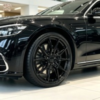 Jantes forgées pour Audi A4 avec rayons fourchus et découpes en forme de fenêtre dans un style moderne et élégant de couleur foncée