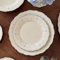 Ensemble d'assiettes à dîner en porcelaine imprimée de motifs floraux bleus baroques européens avec tasse et assiette vintage en dentelle gaufrée pour mariage