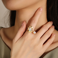 Bague ouverte en or 18 carats avec double opale, texture ondulée abstraite, bande ajustable, bijou moderne et minimaliste pour femme
