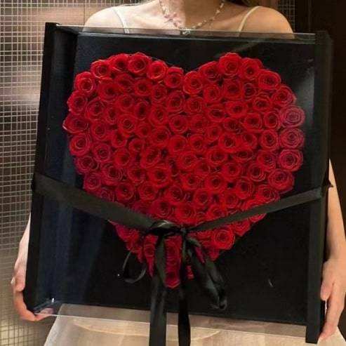 Couvercle acrylique en forme de cœur avec 99 roses