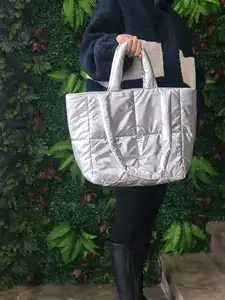 Grand sac à main d'hiver pour femmes, fourre-tout imperméable décontracté avec duvet de nylon rembourré, style personnalisé de luxe en coton et deux poignées