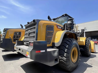 Chargeuse sur pneus XC978 de 7 tonnes avec grappin, lame à neige, balayeuse et benne à déchargement latéral pour la construction routière