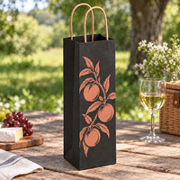 Sac cadeau en papier kraft pour bouteille de vin avec impression de branches de pêcher sur le devant et poignées torsadées - Noir