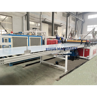 Ligne de production de panneaux de mousse pvc en plastique et bois vernis machine de fabrication de portes wpc
