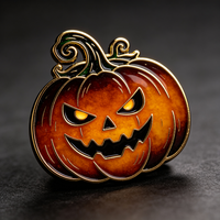 Épinglette émaillée électroplaquée Citrouille souriante d'Halloween avec tige verte bouclée imitation antique et accents étoilés, en métal pour l'automne