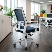 Chaise de bureau moderne en maille bleu foncé avec cadre robuste blanc et accoudoirs intégrés pour bureau créatif