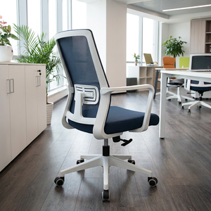 <span class=keywords><strong>Chaise</strong></span> de bureau moderne en maille bleu foncé avec cadre robuste blanc et accoudoirs intégrés pour bureau créatif - Product Image 2